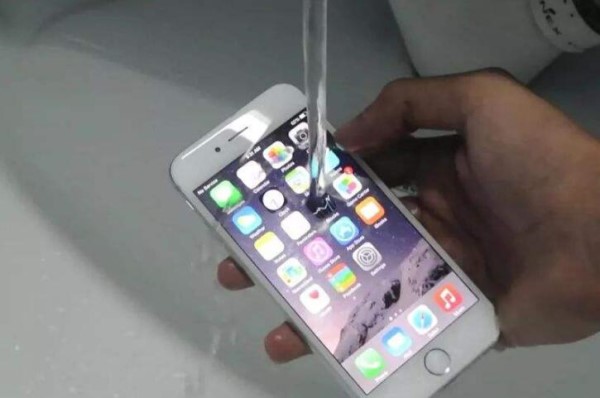 iPhone 13系列手机进水怎么办?日常手机防水小妙招有哪些?